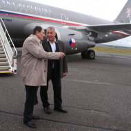 Přílet na letiště Poprad-Tatry. S kolegou Josefem Hájkem (ANO).